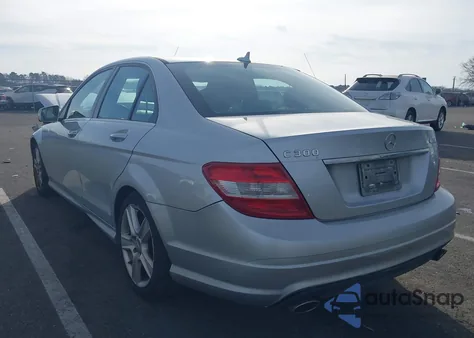 2011 Mercedes-Benz C 300 Sport 4Matic z USA, uszkodzony, nr VIN WDDGF8BBXBR163091